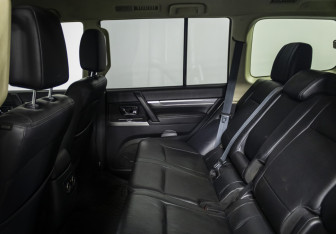 Подержанный автомобиль Mitsubishi Pajero 2014 года (13 фото)