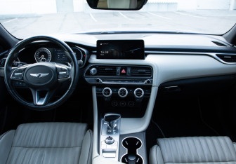 Подержанный автомобиль Genesis G70 2021 года (13 фото)