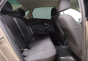 Подержанный автомобиль Volkswagen Polo Sedan 2016 года (13 фото)