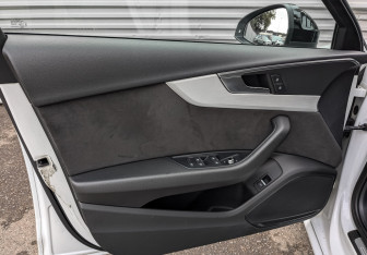 Подержанный автомобиль Audi A4 Sedan 2017 года (19 фото)