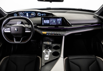 Подержанный автомобиль Changan UNI-V 2024 года (12 фото)