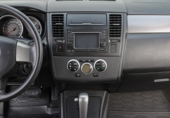 Подержанный автомобиль Nissan Tiida Hatchback 2012 года (13 фото)