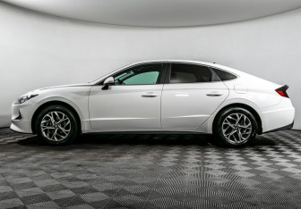 Подержанный автомобиль Hyundai Sonata 2021 года (8 фото)