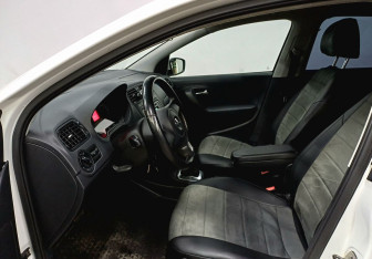 Подержанный автомобиль Volkswagen Polo Sedan 2012 года (19 фото)