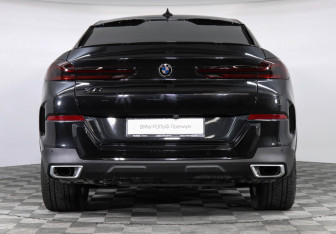 Подержанный автомобиль BMW X6 2022 года (4 фото)