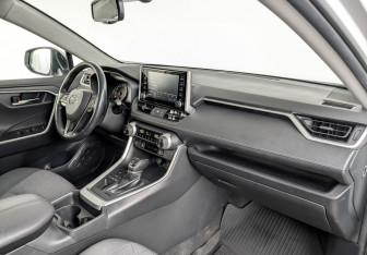 Подержанный автомобиль Toyota RAV4 2021 года (12 фото)