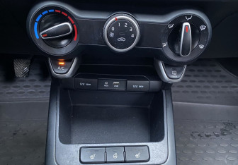 Подержанный автомобиль Kia Rio Sedan 2017 года (15 фото)