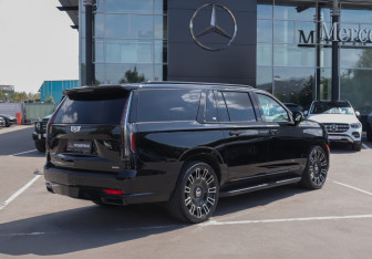 Подержанный автомобиль Cadillac Escalade Suv 2021 года (5 фото)