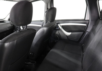 Подержанный автомобиль Nissan Terrano 2015 года (12 фото)