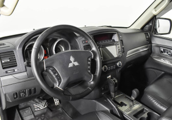 Подержанный автомобиль Mitsubishi Pajero 2014 года (10 фото)