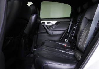Подержанный автомобиль Infiniti QX70 2015 года (12 фото)