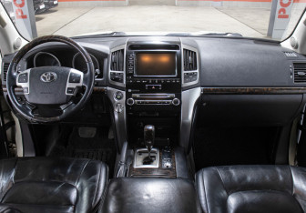 Подержанный автомобиль Toyota Land Cruiser Suv 2013 года (14 фото)