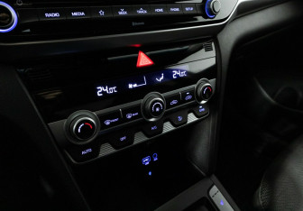 Подержанный автомобиль Hyundai Elantra Sedan 2019 года (17 фото)
