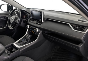 Подержанный автомобиль Toyota RAV4 2020 года (13 фото)