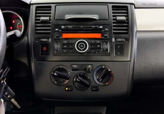 Подержанный автомобиль Nissan Tiida Hatchback 2013 года (15 фото)