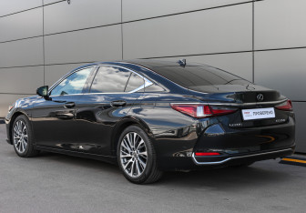 Подержанный автомобиль Lexus ES 2018 года (6 фото)