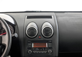 Подержанный автомобиль Nissan Qashqai 2012 года (17 фото)