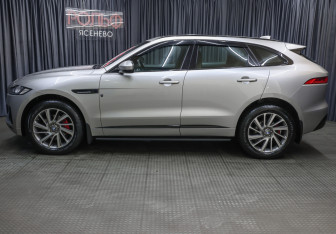 Подержанный автомобиль Jaguar F-Pace 2017 года (8 фото)
