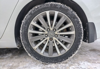 Подержанный автомобиль Acura TLX 2014 года (9 фото)