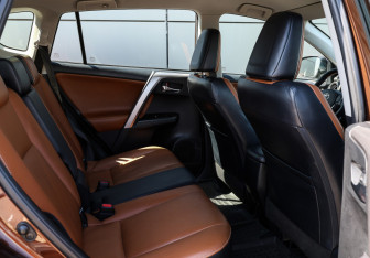 Подержанный автомобиль Toyota RAV4 2017 года (12 фото)