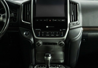 Подержанный автомобиль Toyota Land Cruiser Suv 2015 года (9 фото)