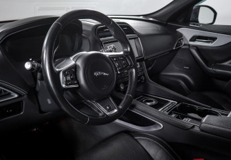 Подержанный автомобиль Jaguar F-Pace 2016 года (14 фото)