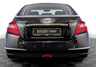 Подержанный автомобиль Nissan Teana 2011 года (6 фото)