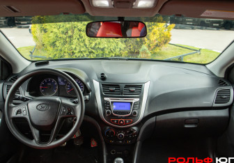 Подержанный автомобиль Hyundai Solaris Hatchback 2013 года (10 фото)