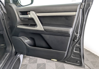 Подержанный автомобиль Toyota Land Cruiser Suv 2019 года (26 фото)