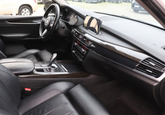 Подержанный автомобиль BMW X5 2014 года (9 фото)