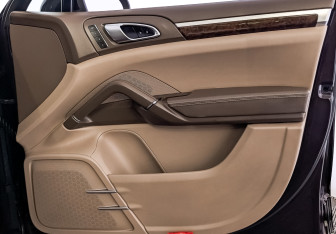 Подержанный автомобиль Porsche Cayenne 2014 года (25 фото)