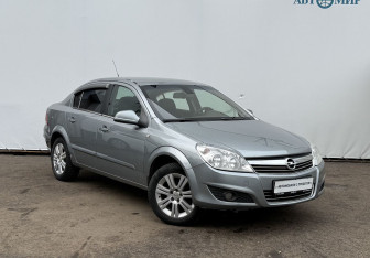 Подержанный автомобиль Opel Astra Sedan 2012 года (3 фото)