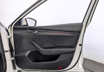 Подержанный автомобиль Skoda Octavia Liftback 2021 года (24 фото)