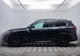 Подержанный автомобиль BMW X5 2021 года (2 фото)