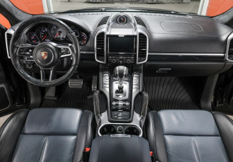 Подержанный автомобиль Porsche Cayenne 2015 года (14 фото)