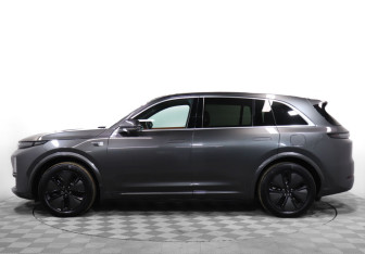 Подержанный автомобиль LiXiang L7 2024 года (8 фото)