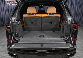 Подержанный автомобиль BMW X7 2023 года (9 фото)