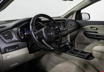 Подержанный автомобиль Kia Carnival 2020 года (10 фото)