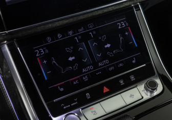 Подержанный автомобиль Audi Q8 2018 года (16 фото)