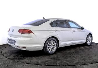 Подержанный автомобиль Volkswagen Passat Sedan 2019 года (5 фото)