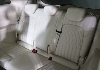 Подержанный автомобиль Voyah Dream 2023 года (13 фото)