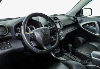 Подержанный автомобиль Toyota RAV4 2010 года (7 фото)