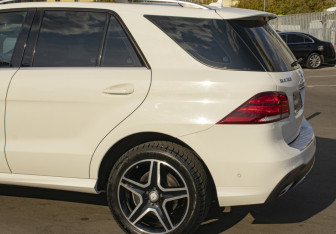 Подержанный автомобиль Mercedes-Benz GLE 2016 года (22 фото)