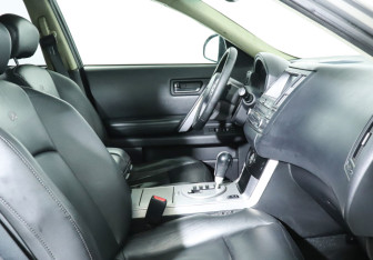 Подержанный автомобиль Infiniti FX 2003 года (9 фото)