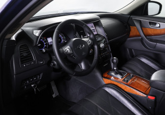Подержанный автомобиль Infiniti QX70 2017 года (15 фото)