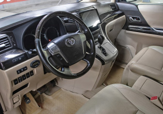 Подержанный автомобиль Toyota Alphard 2012 года (15 фото)