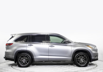 Подержанный автомобиль Toyota Highlander 2014 года (4 фото)