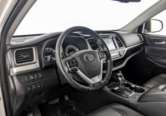 Подержанный автомобиль Toyota Highlander 2015 года (15 фото)
