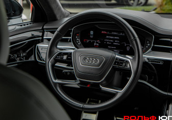 Подержанный автомобиль Audi A8 2022 года (13 фото)