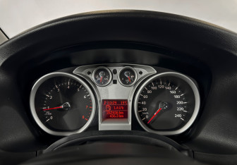 Подержанный автомобиль Ford Focus Sedan 2011 года (11 фото)